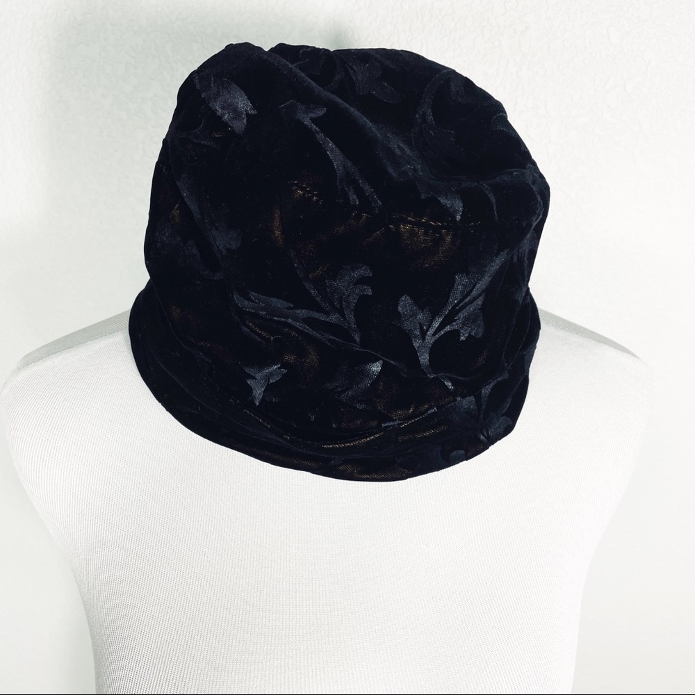 Neck Werks Bucket hat in black velvet.